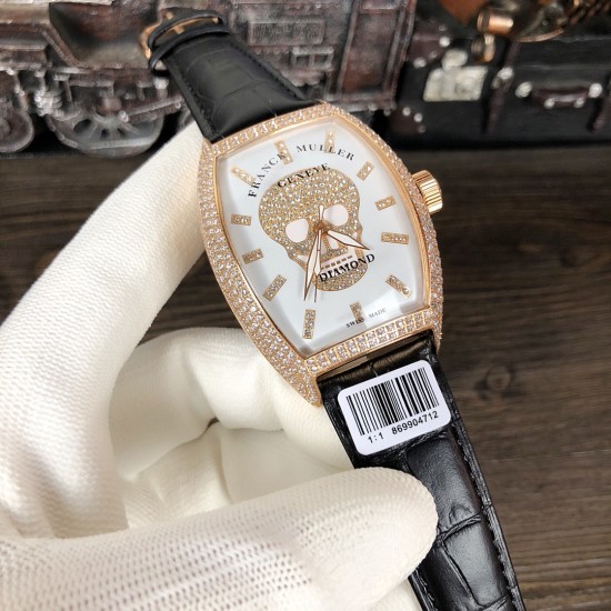 法兰克 穆勒Franck Muller 全新满天星系列⚓️搭载进口日本西铁城机械机芯⚙️意大利双面小牛皮原装针扣酒桶形拱桥状精钢表壳⚫️手工全镶嵌施华洛水晶钻 高贵霸气尺寸43*55mm高尚的艺术 精湛的工艺 一经发布 无不轰动 法兰克 穆勒Franck Muller 全新满天星系列⚓️搭载进口日本西铁城机械机芯⚙️意大利双面小牛皮原装针扣酒桶形拱桥状精钢表壳⚫️手工全镶嵌施华洛水晶钻 高贵霸气尺寸43*55mm高尚的艺术 精湛的工艺 一经发布 无不轰动