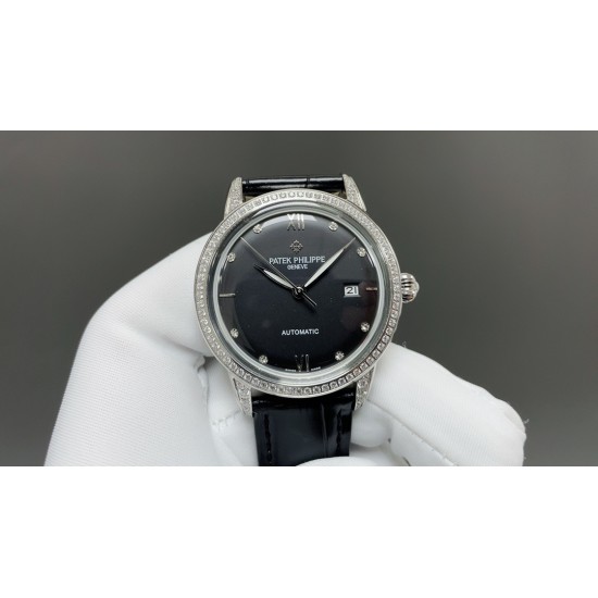 百达翡丽-PATEK PHILIPPE-火热新款式,新款锅盖,耗时长达8个月!超薄男士自动机械腕表,采用进口原装9015机芯,每小时振频28800次,零返修质量,直径40mm原装尺寸,超薄工艺8mm,锅盖玻璃材质!超强防水50米!专柜同款,一比一复刻!带上他锋芒尽显,气派不凡!耀眼光辉,永恒尊贵。⚠️请认准专业独家品质!欢迎转载 百达翡丽-PATEK PHILIPPE-火热新款式,新款锅盖,耗时长达8个月!超薄男士自动机械腕表,采用进口原装9015机芯,每小时振频28800次,零返修质量,直径40mm原装尺寸,超薄工艺8mm,锅盖玻璃材质!超强防水50米!专柜同款,一比一复刻!带上他锋芒尽显,气派不凡!耀眼光辉,永恒尊贵。⚠️请认准专业独家品质!欢迎转载
