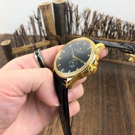 【 VACHERON CONSTANTIN 】江诗丹顿 贵族的艺术品!搭配进口机芯(0返修)台湾厂进口316精钢塑造!字面采用3D油压鱼鳞纹技术,立体感十足,搭配意大利进口小牛皮!耗时6个月打造壳身 堪称完美无缺,尺寸41mm。耐磨防刮蓝宝石双卜玻璃!超强防水50米!江诗丹顿历经风雨一直以来都是销量冠军,独特而奢华的设计风格广受好评,是成功魅力人士的首选,怒荐! 【 VACHERON CONSTANTIN 】江诗丹顿 贵族的艺术品!搭配进口机芯(0返修)台湾厂进口316精钢塑造!字面采用3D油压鱼鳞纹技术,立体感十足,搭配意大利进口小牛皮!耗时6个月打造壳身 堪称完美无缺,尺寸41mm。耐磨防刮蓝宝石双卜玻璃!超强防水50米!江诗丹顿历经风雨一直以来都是销量冠军,独特而奢华的设计风格广受好评,是成功魅力人士的首选,怒荐!