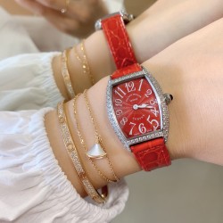 实拍 小红书强推 新色 FranckMuller 法兰克穆勒腕表是世界最知名的高级腕表品牌之一，也是无数男女明星的热捧之物。小酒桶型上手更潮，瑞士石英，表壳后盖桥形设计，贴手型 316上等精钢.尺寸26mm