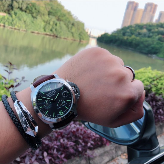 品牌:沛纳海--PANERAI PAM00090 类型:男士顶级腕表 机芯:全自动机械机芯 表壳:316L精钢表壳 镜面:矿物强化玻璃 皮带:进口真牛皮表带 三杰卓越非凡 尽显男士魅力尺寸:直径44mm 厚度16mm。SJ为你精心打造超真实实物图拍摄 让你超真实实物图体验 品牌:沛纳海--PANERAI PAM00090 类型:男士顶级腕表 机芯:全自动机械机芯 表壳:316L精钢表壳 镜面:矿物强化玻璃 皮带:进口真牛皮表带 三杰卓越非凡 尽显男士魅力尺寸:直径44mm 厚度16mm。SJ为你精心打造超真实实物图拍摄 让你超真实实物图体验