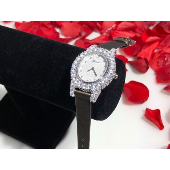 萧邦新款 LHEURE DU DIAMANT MEDIUM OVAL 此款LHeure du Diamant 椭圆形切割雕纹镶钻表盘 环以点缀钻石的表圈 优雅气韵 时尚风格和萧邦精湛的手工艺尽显无遗 光华耀目 MM™ 白玫同价 萧邦新款 LHEURE DU DIAMANT MEDIUM OVAL 此款LHeure du Diamant 椭圆形切割雕纹镶钻表盘 环以点缀钻石的表圈 优雅气韵 时尚风格和萧邦精湛的手工艺尽显无遗 光华耀目 MM™ 白玫同价