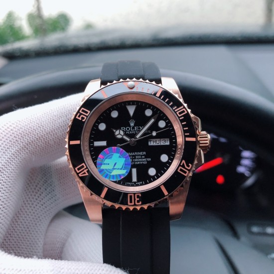 SJ出品 【品牌】劳力士--ROLEX 【类型】男士腕表 Y8【机芯】全自动机械机芯【材质】316L精钢表壳【表镜】矿物强化玻璃镜面【皮质】胶带/钢带(可选)【尺寸】直径40mm 厚度12mm【特性】潜航者系列,专门为潜水爱好者所设计的产品,时尚硬朗,个性独特 三杰精致推荐男士机械腕表 SJ为你精心挑选超真实实物图拍摄 SJ出品 【品牌】劳力士--ROLEX 【类型】男士腕表 Y8【机芯】全自动机械机芯【材质】316L精钢表壳【表镜】矿物强化玻璃镜面【皮质】胶带/钢带(可选)【尺寸】直径40mm 厚度12mm【特性】潜航者系列,专门为潜水爱好者所设计的产品,时尚硬朗,个性独特 三杰精致推荐男士机械腕表 SJ为你精心挑选超真实实物图拍摄