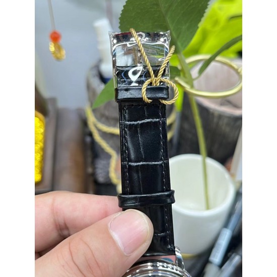 OMEGA 欧米茄 蝶飞系列 优雅纤薄的外表,完美诠释原装优雅商务的经典魅力,尺寸39.5mm。字面刻度和指针全部精磨抛亮,盘中的欧米茄电阻LOGO弧度到位,边沿处倒角自然! OMEGA 欧米茄 蝶飞系列 优雅纤薄的外表,完美诠释原装优雅商务的经典魅力,尺寸39.5mm。字面刻度和指针全部精磨抛亮,盘中的欧米茄电阻LOGO弧度到位,边沿处倒角自然!
