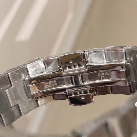 实拍【Vacheron Constantin江诗丹顿】纵横四海系列OVERSEAS女款小号型钢带款——一款极具魅力和旅行精神的女性腕表【表壳】直径36mm适合大部分女性佩戴,84颗圆形切割施华洛水更是钻璀璨夺目 【表盘】简约的大三针设计 旭日纹缎面拉丝的工艺处理 深邃优雅 时标均带白色夜光涂层 【机芯】CITIZEN8系列改Cal.5300机芯(机芯稳定零返修 ) 原装18k纳米镀金质摆陀! 实拍【Vacheron Constantin江诗丹顿】纵横四海系列OVERSEAS女款小号型钢带款——一款极具魅力和旅行精神的女性腕表【表壳】直径36mm适合大部分女性佩戴,84颗圆形切割施华洛水更是钻璀璨夺目 【表盘】简约的大三针设计 旭日纹缎面拉丝的工艺处理 深邃优雅 时标均带白色夜光涂层 【机芯】CITIZEN8系列改Cal.5300机芯(机芯稳定零返修 ) 原装18k纳米镀金质摆陀!