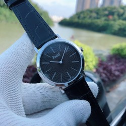 伯爵 PIAGET B0 超薄，直径40厚度8MM，采用改装高品质手翻机芯Cal.1400：原装一致夹板刻字，机芯稳定！蓝宝石水晶镜面，原装比例细节！特别注重手表的大小，弧度，抛光，刻字！ 外壳均采用真空电镀，特别是白金款式光亮不掉色，纯正316进口钢材使整表更有坠感，欢迎比对！双面进口意大利小牛皮和原装扣！ 三十米防水！三杰精致推荐男士超薄机械腕表 SJ为你精心打造超真实实物图拍摄