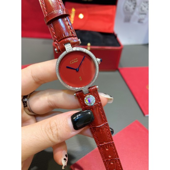 经典永不过时的Cartier卡地亚圆盘中古腕表YYDS❤️一只很复古情结的卡地亚mustbe它来了。30mm表盘大小刚刚好,优雅大方且不失气质的韵味,蓝宝石把头在阳光下依旧纯洁透亮闪耀✨设计大气且耐看,卡地亚罗马文字表盘复古时尚,设计大气且耐看,蓝宝石水晶镜面,表盘两头以简洁的T形金属衔接表带,采用意大利牛皮表带,压鳄鱼纹花色,双面皮透气好,中古美表不仅满满的vintage韵味,酷辣御姐或温柔甜姐都可驾驭的加分款 经典永不过时的Cartier卡地亚圆盘中古腕表YYDS❤️一只很复古情结的卡地亚mustbe它来了。30mm表盘大小刚刚好,优雅大方且不失气质的韵味,蓝宝石把头在阳光下依旧纯洁透亮闪耀✨设计大气且耐看,卡地亚罗马文字表盘复古时尚,设计大气且耐看,蓝宝石水晶镜面,表盘两头以简洁的T形金属衔接表带,采用意大利牛皮表带,压鳄鱼纹花色,双面皮透气好,中古美表不仅满满的vintage韵味,酷辣御姐或温柔甜姐都可驾驭的加分款