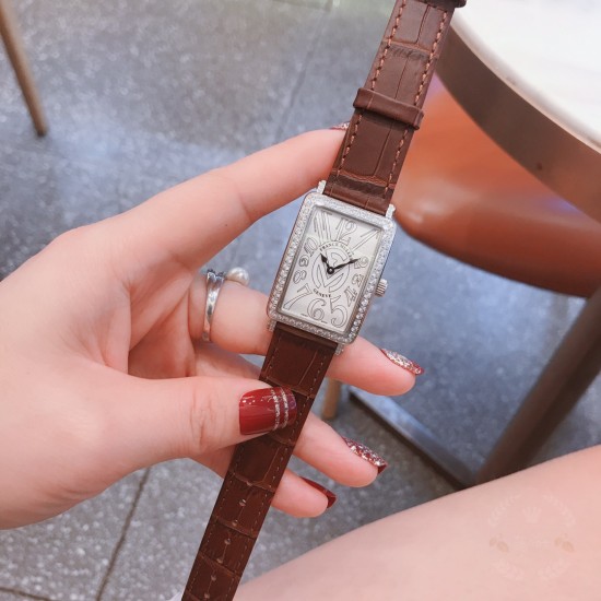 法兰克穆勒Franck muller- 全新爆版长岛系列 新颖FM大logo独特字面 女士潮流腕表 进口石英机芯 316L精钢表壳 真牛皮表带 本款腕表备受时尚女性喜爱,在不同的场合 映耀着她们各自的独特个性与迷人风华 法兰克穆勒Franck muller- 全新爆版长岛系列 新颖FM大logo独特字面 女士潮流腕表 进口石英机芯 316L精钢表壳 真牛皮表带 本款腕表备受时尚女性喜爱,在不同的场合 映耀着她们各自的独特个性与迷人风华