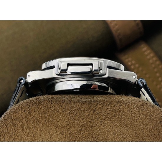 【PFF Factory2021牛年力作】V2升级版 【市场最高品质版本】百达.翡丽Patekphilippe运动系列(鹦鹉螺)5724(霸道总裁)升级版!1⃣️所有功能同正品(10字位动能显示,7字位日历和月相 4字位小秒针),和原装一样的带水平压纹图案,带荧光刻度 !2⃣️直径40毫米,904L精钢镀金,蓝宝石玻璃镜面。3⃣️5722和5724款的外钻为施华洛世奇钻,通透闪亮,气质非凡。在目前技术范畴内尽可能接近原装,此款腕表可以让您驾驭所有场合!PFF匠心之作 欢迎您的品鉴! 【PFF Factory2021牛年力作】V2升级版 【市场最高品质版本】百达.翡丽Patekphilippe运动系列(鹦鹉螺)5724(霸道总裁)升级版!1⃣️所有功能同正品(10字位动能显示,7字位日历和月相 4字位小秒针),和原装一样的带水平压纹图案,带荧光刻度 !2⃣️直径40毫米,904L精钢镀金,蓝宝石玻璃镜面。3⃣️5722和5724款的外钻为施华洛世奇钻,通透闪亮,气质非凡。在目前技术范畴内尽可能接近原装,此款腕表可以让您驾驭所有场合!PFF匠心之作 欢迎您的品鉴!