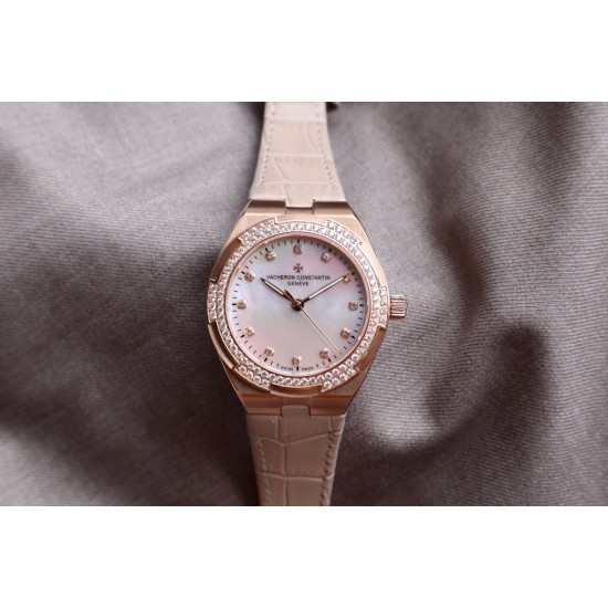 ★实拍 Vacheron Constantin江诗丹顿纵横四海系列OVERSEAS女款小号型2300v/2305v【表壳】表径3610.8mm 同步原装 质感细腻大方 蓝宝石镜面【字面】表盘经旭日纹缎面拉丝工艺处理 深邃优雅 18k金时标均带白色夜光涂层【机芯】CITIZEN8系列改Cal.5300机芯(机芯稳定零返修 )后原装18k纳米镀金质摆陀【表带扣】半马其他十字三片折叠式表扣 进口牛皮表带越欣赏 越懂欣赏 ★实拍 Vacheron Constantin江诗丹顿纵横四海系列OVERSEAS女款小号型2300v/2305v【表壳】表径3610.8mm 同步原装 质感细腻大方 蓝宝石镜面【字面】表盘经旭日纹缎面拉丝工艺处理 深邃优雅 18k金时标均带白色夜光涂层【机芯】CITIZEN8系列改Cal.5300机芯(机芯稳定零返修 )后原装18k纳米镀金质摆陀【表带扣】半马其他十字三片折叠式表扣 进口牛皮表带越欣赏 越懂欣赏