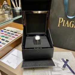全网女生听我的！买它…❤️。     伯爵“时来运转”顶级奢侈品入门款精致的 29mm尺寸大小！第一眼看到它的时候我一眼就中，首先是外观设计足够百搭，➕上外层一圈可来回转动 很有寓意、一起“转动，遇见非凡”。上手很秀气，彩色鳄鱼皮可轻松拆卸 看上去就高端，机芯采用瑞士进口石英机芯，螺旋式表圈316L精钢打磨抛光 表面光亮如镜、表盘内圈钻石刻度 11颗⭕️圆形美钻（约0.07克拉）外圈一颗圆形美钻（约0.05克拉）
