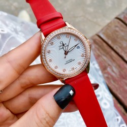 欧米茄-OMEGA 女士腕表   进口石英机芯  316L精钢表壳  直径34mm厚8mm该款腕表备受女性喜爱，在不同的场合 映耀着她们各自的独特个性与迷人风华