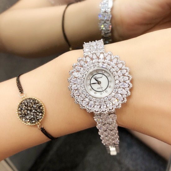 时装奢华版 肖邦-Chopard珠宝腕表:精致奢华;整表采用镶嵌技术;珍珠母贝;包镶流动水滴形透明锆钻,壳直径34mm 实拍 以创造艺术品的方式专注每一只腕表 时装奢华版 肖邦-Chopard珠宝腕表:精致奢华;整表采用镶嵌技术;珍珠母贝;包镶流动水滴形透明锆钻,壳直径34mm 实拍 以创造艺术品的方式专注每一只腕表