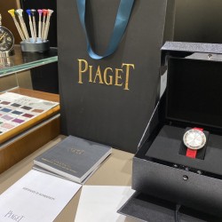 全网女生听我的！买它…❤️。      伯爵“时来运转”顶级奢侈品入门款第一眼看到它的时候我一眼就中，首先是外观设计足够百搭，旋转式表圈可自由转动，外层一圈可来回转动 很有寓意、一起“转动，遇见非凡”。百搭中号34尺寸！上手很秀气，彩色鳄鱼皮可轻松拆卸 看上去就高端，机芯采用瑞士进口石英机芯，螺旋式表圈316L精钢打磨抛光 表面光亮如镜、表盘内圈钻石刻度 11颗⭕️圆形美钻、外圈42颗圆形美钻