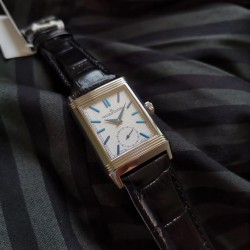 实拍 MG荣誉出品 业内首次突破一机双面双时区！帅到掉渣！积家 Reverso Tribute双面双时区翻转腕表 简洁的小三针正面素雅、温和，规整的反面拥有昼夜显示以及第二时区显示功能，佩戴者仅需一个翻转的瞬间，第二表盘的秘密便尽数呈现。腕表中有两种“面容”呈现，可以迎合佩戴者身处的场景、穿搭以及变换的喜好，既具备耐看的潜质，又可以随时随地更改“容颜”，令人沉迷。机芯:854A/2（百万级研发 手动机械 一机双面双时区）尺寸:49*29mm表带:意大利小牛皮