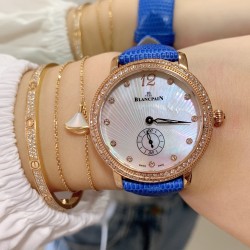 实拍 AW厂 Blancpain-宝珀女装系列复杂功能腕表共镶有152颗美钻。其中的108颗钻石镶嵌于36.8毫米的红金表壳之上。钻石紧密交织为两圈，错落有致，与品牌的标志性双层表圈设计相互呼应。表冠上亦镶有精致美钻，尽现腕表的华美雅致。