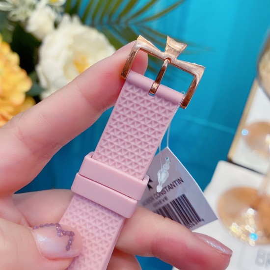 江诗丹顿-VACHERON CONSTANTIN纵横四海系列火热上市,突破传统,时尚优雅的多彩表带,可满足佩戴者在不同场合的需求,多样化的色彩设计演绎大胆而时尚的风格,江诗丹顿在装置时始终将舒适性放在首位,确保腕表完美贴合手腕,纯钢表壳,进口石英机芯,蓝宝石水晶玻璃,舒适胶质表带,采用原装针式表扣佩戴方便!尺寸:36.5mm 江诗丹顿-VACHERON CONSTANTIN纵横四海系列火热上市,突破传统,时尚优雅的多彩表带,可满足佩戴者在不同场合的需求,多样化的色彩设计演绎大胆而时尚的风格,江诗丹顿在装置时始终将舒适性放在首位,确保腕表完美贴合手腕,纯钢表壳,进口石英机芯,蓝宝石水晶玻璃,舒适胶质表带,采用原装针式表扣佩戴方便!尺寸:36.5mm