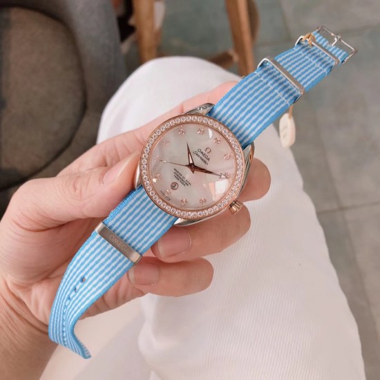 欧米茄 OMEGA 海马系列 AQUA TERRA 至臻天文台女士腕表环镶璀璨美钻,诠释情致迷人风范。表盘以白色珍珠母贝制成,平添柔和细腻质感,搭配镶钻小时刻度。全新尼龙表带与牛皮表带,不同组合,焕新风采。腕表与表带和谐相称,让您尝试不同的搭配方式,收获无限惊喜发掘专属于您的个性腕表造型! 欧米茄 OMEGA 海马系列 AQUA TERRA 至臻天文台女士腕表环镶璀璨美钻,诠释情致迷人风范。表盘以白色珍珠母贝制成,平添柔和细腻质感,搭配镶钻小时刻度。全新尼龙表带与牛皮表带,不同组合,焕新风采。腕表与表带和谐相称,让您尝试不同的搭配方式,收获无限惊喜发掘专属于您的个性腕表造型!