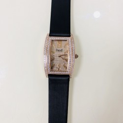 PlAGET-伯爵 Limelight酒桶形系列！尺寸27 x 38毫米。镶饰方形美钻。黑色陶瓷表冠。表扣镶饰13颗圆形美钻。蓝宝石水晶玻璃。这款Limelight酒桶形腕表犹如一套女装晚礼服，其白金表壳的每一面都镶饰着两行排列整齐的圆形美钻，将奢华优雅演绎得淋漓尽致。黑色的陶瓷表冠与黑色丝缎表带彼此呼应，形成了绝妙的搭配。银色的表盘泛着彩虹的光晕，而精巧纤细的黑色罗马数字时标则记录着光阴的流转，一览无遗。请认准独家细节品质。