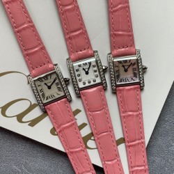 实拍 ♥️新版小牛皮来袭♥️2020最新卡地亚法国坦克Cartier Tank Franaise系列，一款百搭性价比又高的手表 搭配全新专柜欧版风格定制的原厂表带，进口瑞士石英机芯。八角形表冠，镶嵌一颗凸圆形合成尖晶石，剑形蓝钢指针，蓝宝石水晶镜面，采用与原装一致的实心内罩，尺寸：25 x 20mm。佩戴舒适柔软服帖，上手显得高贵又典雅，很气质很女人独家货源。