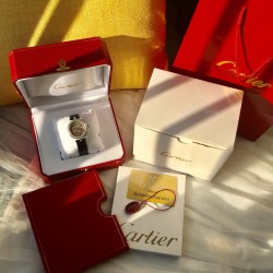 ❤️实拍 卡地亚-Cartier 满钻藤花系列腕表 双排钻侧身 搭配亮黑.红色鳄鱼皮瑞士石英机芯 蓝宝石水晶玻璃镜面 百搭经典尺寸35mm。表盘媚丽搭配并缀有彩色饰以密镶藤花的造型 奢华极致你值得拥有它。
