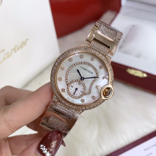 卡地亚-CARTIER新面满钻女士腕表 进口石英机芯 316L精钢表壳 矿物质超强玻璃镜面 直径36mm厚10mm该款腕表备受女性喜爱,在不同的场合映耀着她们各自的独特个性与迷人风华 卡地亚-CARTIER新面满钻女士腕表 进口石英机芯 316L精钢表壳 矿物质超强玻璃镜面 直径36mm厚10mm该款腕表备受女性喜爱,在不同的场合映耀着她们各自的独特个性与迷人风华