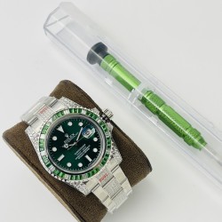 【VRS Factory2022墙裂推荐 市场最高版本】奢华大作，劳力士Rolex SUB潜航者后镶钻定制版！是奢华闪耀与永不退色的融合，更是经典潮流的不二之选！1⃣️【表壳】直径40MM。每一颗钻石/彩宝均来自奥地利（施华洛世奇原产地）经过严格的筛选，确保颜色，大小，火彩统一，专业珠宝镶嵌师精心镶嵌。2⃣️【表带】跟官网同步，904L蚝式钢完美还原坚固耐用的优良血统，效果可媲美原装。3⃣️【机芯】采用复刻界的机芯之王——搭配3135自动上旋机芯。VRS Factory匠心力作 敬请各路表友品鉴！