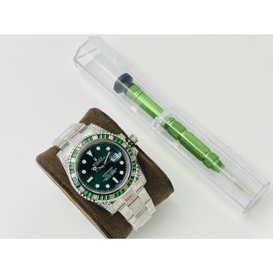 【VRS Factory2022墙裂推荐 市场最高版本】奢华大作,劳力士Rolex SUB潜航者后镶钻定制版!是奢华闪耀与永不退色的融合,更是经典潮流的不二之选!1⃣️【表壳】直径40MM。每一颗钻石/彩宝均来自奥地利(施华洛世奇原产地)经过严格的筛选,确保颜色,大小,火彩统一,专业珠宝镶嵌师精心镶嵌。2⃣️【表带】跟官网同步,904L蚝式钢完美还原坚固耐用的优良血统,效果可媲美原装。3⃣️【机芯】采用复刻界的机芯之王——搭配3135自动上旋机芯。VRS Factory匠心力作 敬请各路表友品鉴! 【VRS Factory2022墙裂推荐 市场最高版本】奢华大作,劳力士Rolex SUB潜航者后镶钻定制版!是奢华闪耀与永不退色的融合,更是经典潮流的不二之选!1⃣️【表壳】直径40MM。每一颗钻石/彩宝均来自奥地利(施华洛世奇原产地)经过严格的筛选,确保颜色,大小,火彩统一,专业珠宝镶嵌师精心镶嵌。2⃣️【表带】跟官网同步,904L蚝式钢完美还原坚固耐用的优良血统,效果可媲美原装。3⃣️【机芯】采用复刻界的机芯之王——搭配3135自动上旋机芯。VRS Factory匠心力作 敬请各路表友品鉴!