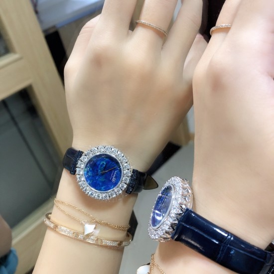 实拍 萧邦新款不断 重点推荐 重磅来袭 LHEUR DU DIAMANT珠宝镶系列,全套精钢镂空打造,光滑精致无暇,采用最新手法三爪镶石工艺,与原装正品一致,尺寸及细节完美至无可挑剔,整表美轮美奂由你任意搭配出行或各种宴会派对,该款专用进口机械机芯,整机保持原状态无改动,稳定性众所周知!表扣饱满不显臃肿,七颗钻石及整个表扣呈现的弧度与镂空的鸟巢壳身完美绝配,搭配之对应效果令你无可挑剔,表带制作精良,狠下本钱采用进口高光牛皮 一点也不逊于市场的一般鳄鱼皮。 实拍 萧邦新款不断 重点推荐 重磅来袭 LHEUR DU DIAMANT珠宝镶系列,全套精钢镂空打造,光滑精致无暇,采用最新手法三爪镶石工艺,与原装正品一致,尺寸及细节完美至无可挑剔,整表美轮美奂由你任意搭配出行或各种宴会派对,该款专用进口机械机芯,整机保持原状态无改动,稳定性众所周知!表扣饱满不显臃肿,七颗钻石及整个表扣呈现的弧度与镂空的鸟巢壳身完美绝配,搭配之对应效果令你无可挑剔,表带制作精良,狠下本钱采用进口高光牛皮 一点也不逊于市场的一般鳄鱼皮。