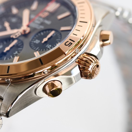 【硬核钢王】GF新品百年灵Chronomat，备受关注的蝴蝶扣辊珠精钢表链因其类似“子弹”的外形被称为“子弹链”。一体式圆滑倒角处理，每一处细节都展现出高辨识度机械美感！表壳纵向拉丝更显GF超凡的打磨功力！材质： 316L精钢直径： 42毫米机芯：Asia-7750机芯GF出品，复刻首选！