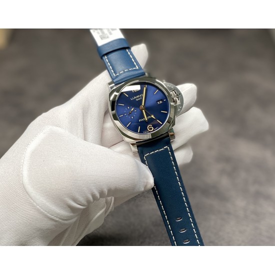 PANERAI 沛纳海 PANERAI BLUE DIAL蓝色表盘GMT自动腕表 PAM00688 PAM688 VS688 688 异地时间 GMT 两地时间 精钢抛光表壳 带滚轴保险护桥表冠 蓝宝石镜面 蓝色日晖纹表盘 镀金表针 超强夜光 机芯(摆的位置和正品一致了,时针快调,日历通过时针调节,GMT针12小时走一圈,螺丝孔位置和原装一致,机芯厚度也一样了) 牛皮表带 精钢针扣 42mm VS厂出品V2版 出了货实拍 PANERAI 沛纳海 PANERAI BLUE DIAL蓝色表盘GMT自动腕表 PAM00688 PAM688 VS688 688 异地时间 GMT 两地时间 精钢抛光表壳 带滚轴保险护桥表冠 蓝宝石镜面 蓝色日晖纹表盘 镀金表针 超强夜光 机芯(摆的位置和正品一致了,时针快调,日历通过时针调节,GMT针12小时走一圈,螺丝孔位置和原装一致,机芯厚度也一样了) 牛皮表带 精钢针扣 42mm VS厂出品V2版 出了货实拍
