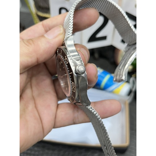 OMEGA 欧米茄 邦德007-无暇赴死,全新腕表底盖采用NAIAD LOCK锁扣设计,确保镌刻字样始终处于竖直位置。詹姆斯邦德《无暇赴死》(NoTimeToDie),将佩戴这款腕表在电影中闪耀登场。买它!就可于腕间感受邦德的迷人风范。 OMEGA 欧米茄 邦德007-无暇赴死,全新腕表底盖采用NAIAD LOCK锁扣设计,确保镌刻字样始终处于竖直位置。詹姆斯邦德《无暇赴死》(NoTimeToDie),将佩戴这款腕表在电影中闪耀登场。买它!就可于腕间感受邦德的迷人风范。