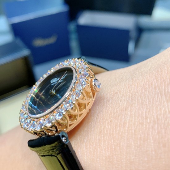 实拍 萧邦新款不断 重点推荐 重磅来袭 LHEUR DU DIAMANT珠宝镶系列,全套精钢镂空打造,光滑精致无暇,采用最新手法三爪镶石工艺,与原装正品一致,尺寸及细节完美至无可挑剔,整表美轮美奂由你任意搭配出行或各种宴会派对,该款专用进口石英机芯,走时稳定性众所周知!表扣饱满不显臃肿,蓝宝石水晶镜面,钻石及整个表扣呈现的弧度与镂空的鸟巢壳身完美绝配,搭配之对应效果令你无可挑剔,表带制作精良,狠下本钱采用进口高光牛皮 一点也不逊于市场的一般鳄鱼皮,尺寸:30mm厚10mm 实拍 萧邦新款不断 重点推荐 重磅来袭 LHEUR DU DIAMANT珠宝镶系列,全套精钢镂空打造,光滑精致无暇,采用最新手法三爪镶石工艺,与原装正品一致,尺寸及细节完美至无可挑剔,整表美轮美奂由你任意搭配出行或各种宴会派对,该款专用进口石英机芯,走时稳定性众所周知!表扣饱满不显臃肿,蓝宝石水晶镜面,钻石及整个表扣呈现的弧度与镂空的鸟巢壳身完美绝配,搭配之对应效果令你无可挑剔,表带制作精良,狠下本钱采用进口高光牛皮 一点也不逊于市场的一般鳄鱼皮,尺寸:30mm厚10mm