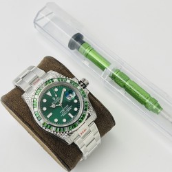 【VRS Factory2022墙裂推荐 市场最高版本】奢华大作，劳力士Rolex SUB潜航者后镶钻定制版！是奢华闪耀与永不退色的融合，更是经典潮流的不二之选！1⃣️【表壳】直径40MM。每一颗钻石/彩宝均来自奥地利（施华洛世奇原产地）经过严格的筛选，确保颜色，大小，火彩统一，专业珠宝镶嵌师精心镶嵌。2⃣️【表带】跟官网同步，904L蚝式钢完美还原坚固耐用的优良血统，效果可媲美原装。3⃣️【机芯】采用复刻界的机芯之王——搭配3135自动上旋机芯。VRS Factory匠心力作 敬请各路表友品鉴！