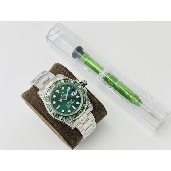 【VRS Factory2022墙裂推荐 市场最高版本】奢华大作,劳力士Rolex SUB潜航者后镶钻定制版!是奢华闪耀与永不退色的融合,更是经典潮流的不二之选!1⃣️【表壳】直径40MM。每一颗钻石/彩宝均来自奥地利(施华洛世奇原产地)经过严格的筛选,确保颜色,大小,火彩统一,专业珠宝镶嵌师精心镶嵌。2⃣️【表带】跟官网同步,904L蚝式钢完美还原坚固耐用的优良血统,效果可媲美原装。3⃣️【机芯】采用复刻界的机芯之王——搭配3135自动上旋机芯。VRS Factory匠心力作 敬请各路表友品鉴! 【VRS Factory2022墙裂推荐 市场最高版本】奢华大作,劳力士Rolex SUB潜航者后镶钻定制版!是奢华闪耀与永不退色的融合,更是经典潮流的不二之选!1⃣️【表壳】直径40MM。每一颗钻石/彩宝均来自奥地利(施华洛世奇原产地)经过严格的筛选,确保颜色,大小,火彩统一,专业珠宝镶嵌师精心镶嵌。2⃣️【表带】跟官网同步,904L蚝式钢完美还原坚固耐用的优良血统,效果可媲美原装。3⃣️【机芯】采用复刻界的机芯之王——搭配3135自动上旋机芯。VRS Factory匠心力作 敬请各路表友品鉴!