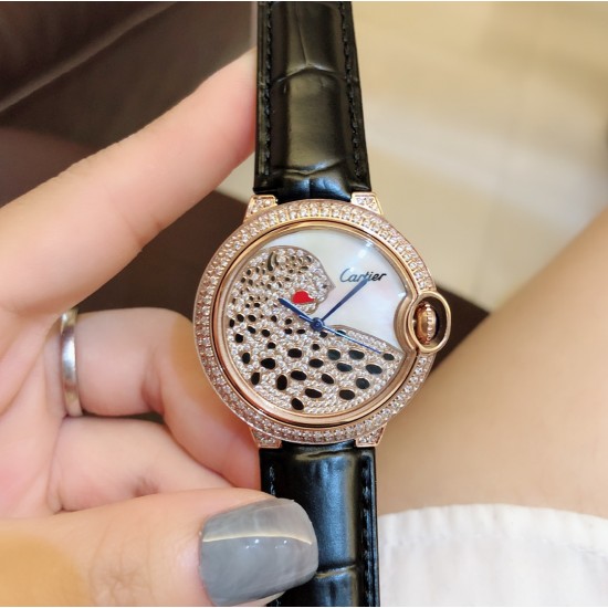 卡地亚 Cartier Ballon Bleu 蓝气球豹子系列腕表。316L精钢材质,瑞士石英机芯,瑰丽的腕表上搭配方形并缀有阳光放射纹的表盘,饰以密镶满钻的猎豹造型,豹脸的上方闪耀着电气石眼睛、黑漆斑纹以及时间显示因应移动上盖而显现或隐藏,如气球般轻盈、如蓝宝石般湛蓝,百搭典雅、奢华极致你值得拥有!!尺寸36mm*12mm。 卡地亚 Cartier Ballon Bleu 蓝气球豹子系列腕表。316L精钢材质,瑞士石英机芯,瑰丽的腕表上搭配方形并缀有阳光放射纹的表盘,饰以密镶满钻的猎豹造型,豹脸的上方闪耀着电气石眼睛、黑漆斑纹以及时间显示因应移动上盖而显现或隐藏,如气球般轻盈、如蓝宝石般湛蓝,百搭典雅、奢华极致你值得拥有!!尺寸36mm*12mm。