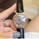 卡地亚 Cartier Ballon Bleu 蓝气球豹子系列腕表。316L精钢材质,瑞士石英机芯,瑰丽的腕表上搭配方形并缀有阳光放射纹的表盘,饰以密镶满钻的猎豹造型,豹脸的上方闪耀着电气石眼睛、黑漆斑纹以及时间显示因应移动上盖而显现或隐藏,如气球般轻盈、如蓝宝石般湛蓝,百搭典雅、奢华极致你值得拥有!!尺寸36mm*12mm。 卡地亚 Cartier Ballon Bleu 蓝气球豹子系列腕表。316L精钢材质,瑞士石英机芯,瑰丽的腕表上搭配方形并缀有阳光放射纹的表盘,饰以密镶满钻的猎豹造型,豹脸的上方闪耀着电气石眼睛、黑漆斑纹以及时间显示因应移动上盖而显现或隐藏,如气球般轻盈、如蓝宝石般湛蓝,百搭典雅、奢华极致你值得拥有!!尺寸36mm*12mm。