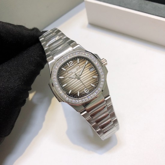 实拍 百达翡丽 鹦鹉系列机芯,瑞士石英女款.直径:32.5mm镜面:顶级蓝宝石镜面 材质:手工镶钻 字面超强夜光。精致表壳,搭配316L精钢带原庄专用扣。 实拍 百达翡丽 鹦鹉系列机芯,瑞士石英女款.直径:32.5mm镜面:顶级蓝宝石镜面 材质:手工镶钻 字面超强夜光。精致表壳,搭配316L精钢带原庄专用扣。