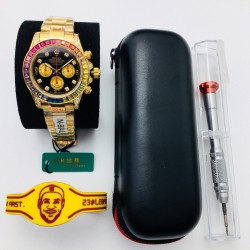DR Factory诚意之作 V3升级版 市场最高版本 劳.力士Rolex全新彩虹圈迪通拿Daytona！升级细节：1:升级圈口角度与宝石大小颜色，缎纹字面更加富有光泽，能与原装保持一致！2:904L钢带，表壳按键防滑齿纹更加明显立体！3:劳力士彩虹圈迪通拿是ROLEX爱好者的首选，搭载7750机芯，奢华副本DAYTONA的最新首选，是土豪最佳选择！DR Factory为您呈现您想要的一切！DR品质 追求完美 不断超越！（附送专用拆表工具一套+专用手表收纳盒一个+时尚运动手环一条）