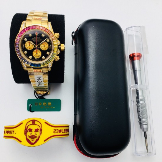 DR Factory诚意之作 V3升级版 市场最高版本 劳.力士Rolex全新彩虹圈迪通拿Daytona!升级细节:1:升级圈口角度与宝石大小颜色,缎纹字面更加富有光泽,能与原装保持一致!2:904L钢带,表壳按键防滑齿纹更加明显立体!3:劳力士彩虹圈迪通拿是ROLEX爱好者的首选,搭载7750机芯,奢华副本DAYTONA的最新首选,是土豪最佳选择!DR Factory为您呈现您想要的一切!DR品质 追求完美 不断超越!(附送专用拆表工具一套+专用手表收纳盒一个+时尚运动手环一条) DR Factory诚意之作 V3升级版 市场最高版本 劳.力士Rolex全新彩虹圈迪通拿Daytona!升级细节:1:升级圈口角度与宝石大小颜色,缎纹字面更加富有光泽,能与原装保持一致!2:904L钢带,表壳按键防滑齿纹更加明显立体!3:劳力士彩虹圈迪通拿是ROLEX爱好者的首选,搭载7750机芯,奢华副本DAYTONA的最新首选,是土豪最佳选择!DR Factory为您呈现您想要的一切!DR品质 追求完美 不断超越!(附送专用拆表工具一套+专用手表收纳盒一个+时尚运动手环一条)