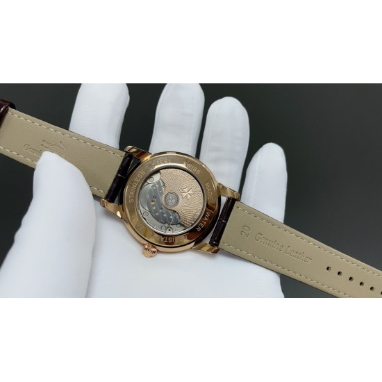 【TW 最新出品爆款推荐 】江诗丹顿Vacheron constantin 经典之美品鉴江诗.丹顿传袭系列腕表!TW制表师团队历时8个月精心设计,敢为人先,力求完美。 款式采用原装9015机芯,每小时振频28800次,零返修质量✅。TW厂独家研发壳套,独家的锅盖玻璃材质!直径40mm,超强3D立体感,超薄工艺。款式表盘上采用经典独家内影作为刻度,更显示出这款腕表的华贵气质。款式搭配意大利牛皮让手腕更贴合舒适 ⌚️江诗丹顿,你终将拥有的腕表 【TW 最新出品爆款推荐 】江诗丹顿Vacheron constantin 经典之美品鉴江诗.丹顿传袭系列腕表!TW制表师团队历时8个月精心设计,敢为人先,力求完美。 款式采用原装9015机芯,每小时振频28800次,零返修质量✅。TW厂独家研发壳套,独家的锅盖玻璃材质!直径40mm,超强3D立体感,超薄工艺。款式表盘上采用经典独家内影作为刻度,更显示出这款腕表的华贵气质。款式搭配意大利牛皮让手腕更贴合舒适 ⌚️江诗丹顿,你终将拥有的腕表