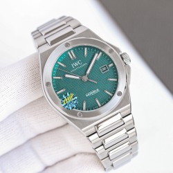 IWC 万国 全新工程师系列！全自动腕表40重塑了上世纪70年代杰罗.尊达风格！表盘经典网格设计和多边形螺丝表壳巨显独特，表带中间链节分别是(全沙带和中亮光)两种，同原装接件加强了腕表更适人体贴合度，蝴蝶式折叠表扣使佩戴感更加舒适。采用2824机芯改同32111机内配防磁盖2824机芯更加稳定！！尺寸40mm厚度10.7mm，冰蓝夜光 ，同时兼具典雅气质与动感活力，外观低调内敛，性能丰富多样。