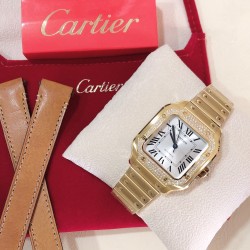实拍【BV出品】santos de Cartier腕表 山度士女装表款 表壳 表圈镶嵌206颗明亮式切割圆钻 七角形表冠 镶嵌一颗多切面蓝宝石 阳光射线纹饰效果表盘，剑型蓝钢指针 蓝宝石水晶镜面 配备“SmartLink”表链调节装置 第二条可配鳄鱼皮或牛皮表带 搭配双重折叠表扣 表带均配备“QuickSwitch”表带快速替换装置 表壳宽度：35.1毫米 表壳厚度：8.83毫米 防水深度10巴（约100米）