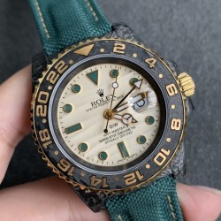 Diw新作勞力士超限量GMT-MASTER II  Diw团队重新制作了碳纤维表壳，同时包含表圈、面盘等零件也全都是碳纤维材质，其中碳纤维表圈上数字刻度首次采用全新碳纤维植丁技术（非填油）塑造丰富视觉层次，质感细腻。透视底盖可清楚展示正反快速调日历的劳力士专属cal.3186机芯。搭配柔软魔术贴表带和一体碳纤维表扣。首批量产提供4种颜色表盘可选，5种不同颜色风格表带。