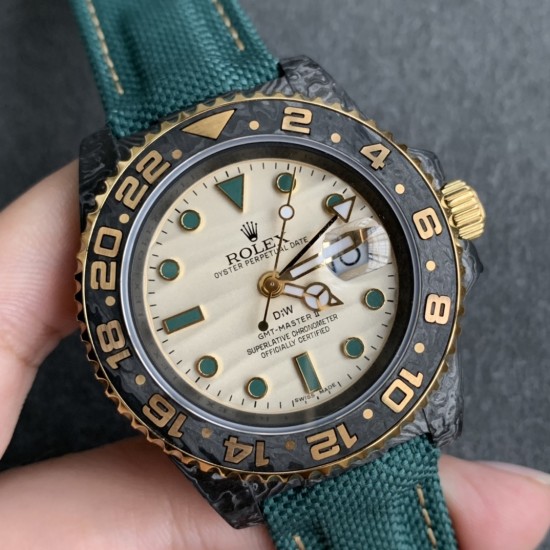 Diw新作勞力士超限量GMT-MASTER II Diw团队重新制作了碳纤维表壳,同时包含表圈、面盘等零件也全都是碳纤维材质,其中碳纤维表圈上数字刻度首次采用全新碳纤维植丁技术(非填油)塑造丰富视觉层次,质感细腻。透视底盖可清楚展示正反快速调日历的劳力士专属cal.3186机芯。搭配柔软魔术贴表带和一体碳纤维表扣。首批量产提供4种颜色表盘可选,5种不同颜色风格表带。 Diw新作勞力士超限量GMT-MASTER II Diw团队重新制作了碳纤维表壳,同时包含表圈、面盘等零件也全都是碳纤维材质,其中碳纤维表圈上数字刻度首次采用全新碳纤维植丁技术(非填油)塑造丰富视觉层次,质感细腻。透视底盖可清楚展示正反快速调日历的劳力士专属cal.3186机芯。搭配柔软魔术贴表带和一体碳纤维表扣。首批量产提供4种颜色表盘可选,5种不同颜色风格表带。