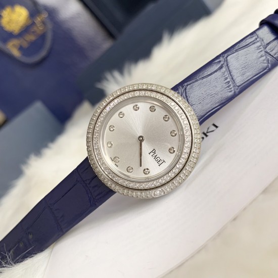实拍 伯爵-PIAGET 女士腕表 瑞士石英机芯 316L精钢表壳 真牛皮表带 尺寸34*8mm 蓝宝石玻璃镜面 简约的设计,大胆而多彩的配色,以及旋转表圈是伯爵品牌 Possession腕表的特质所在。通过品牌制表师们天马星空的创意,将各个亮色的表带与贵金属、钻石、精钢材质相融,通过圆形盘面的演绎,令全新的 Possession腕表越发闪耀夺目,给人眼前一亮之感。 实拍 伯爵-PIAGET 女士腕表 瑞士石英机芯 316L精钢表壳 真牛皮表带 尺寸34*8mm 蓝宝石玻璃镜面 简约的设计,大胆而多彩的配色,以及旋转表圈是伯爵品牌 Possession腕表的特质所在。通过品牌制表师们天马星空的创意,将各个亮色的表带与贵金属、钻石、精钢材质相融,通过圆形盘面的演绎,令全新的 Possession腕表越发闪耀夺目,给人眼前一亮之感。
