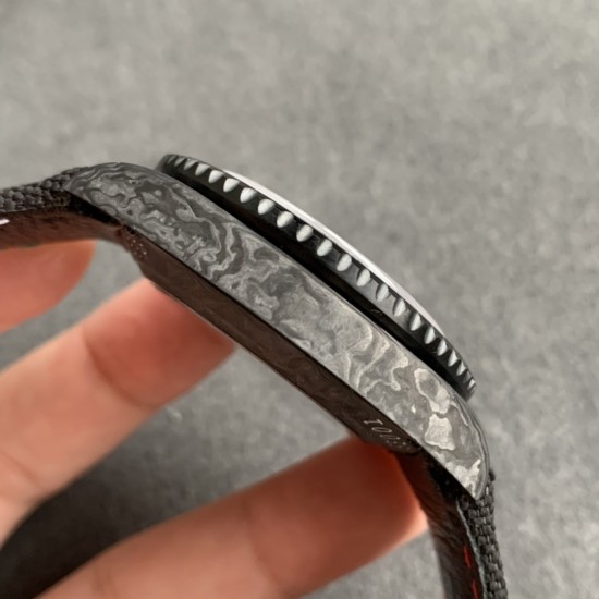 Diw新作勞力士超限量GMT-MASTER II Diw团队重新制作了碳纤维表壳,同时包含表圈、面盘等零件也全都是碳纤维材质,其中碳纤维表圈上数字刻度首次采用全新碳纤维植丁技术(非填油)塑造丰富视觉层次,质感细腻。透视底盖可清楚展示正反快速调日历的劳力士专属cal.3186机芯。搭配柔软魔术贴表带和一体碳纤维表扣。首批量产提供4种颜色表盘可选,5种不同颜色风格表带。 Diw新作勞力士超限量GMT-MASTER II Diw团队重新制作了碳纤维表壳,同时包含表圈、面盘等零件也全都是碳纤维材质,其中碳纤维表圈上数字刻度首次采用全新碳纤维植丁技术(非填油)塑造丰富视觉层次,质感细腻。透视底盖可清楚展示正反快速调日历的劳力士专属cal.3186机芯。搭配柔软魔术贴表带和一体碳纤维表扣。首批量产提供4种颜色表盘可选,5种不同颜色风格表带。