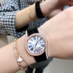 实拍 新推出黑色牛皮表带 伯爵 全新Piaget Lime light系列腕表，以其独特的造型，引领着时尚界的风潮，更是邀请到国际巨星巩俐倾情代言，必将成为伯爵品牌全新的识别69式印，瑞士石英32mm 白金电度 最好的T钻一比一品质。