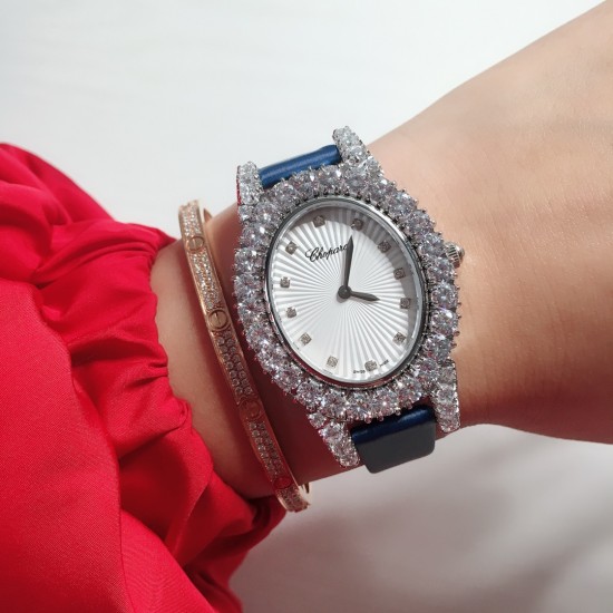 ❤️实拍 萧邦新款 LHEURE DU DIAMANT MEDIUM OVAL 此款LHeure du Diamant 椭圆形切割雕纹镶钻表盘 环以点缀钻石的表圈 优雅气韵 时尚风格和萧邦精湛的手工艺尽显无遗 光华耀目 ❤️实拍 萧邦新款 LHEURE DU DIAMANT MEDIUM OVAL 此款LHeure du Diamant 椭圆形切割雕纹镶钻表盘 环以点缀钻石的表圈 优雅气韵 时尚风格和萧邦精湛的手工艺尽显无遗 光华耀目