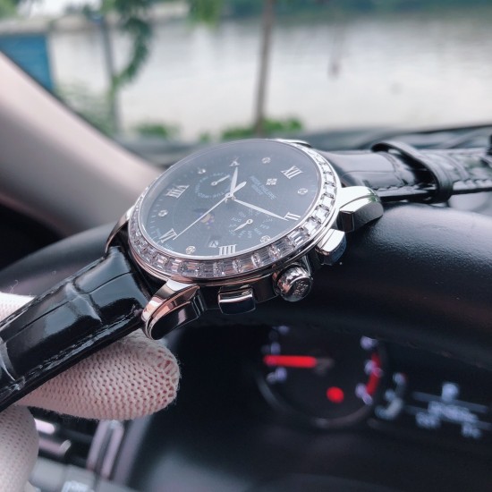 百达翡丽 Patek Philippe 搭配进口9100多功能机芯(0返修)功能(24小时,星期,星辰,月份)进口316精钢!搭配意大利进口小牛皮!原装折叠扣!尺寸42mm。耐磨防刮蓝宝石玻璃!超强防水50米!简约而不简单!你永远无法拥有一块百达翡丽,你只是在替你的后代保管他. ( 慎重承诺 : 产品实物光泽手感更佳精湛 字盘刻度栩栩如生 壳套工艺都是宗师级别轻身检验 加上新时代机器高技锻造 上手震撼尊贵非凡。你值得拥有! 三杰精致推荐男士多功能机械腕表 SJ为你精心挑选超真实实物图拍摄 百达翡丽 Patek Philippe 搭配进口9100多功能机芯(0返修)功能(24小时,星期,星辰,月份)进口316精钢!搭配意大利进口小牛皮!原装折叠扣!尺寸42mm。耐磨防刮蓝宝石玻璃!超强防水50米!简约而不简单!你永远无法拥有一块百达翡丽,你只是在替你的后代保管他. ( 慎重承诺 : 产品实物光泽手感更佳精湛 字盘刻度栩栩如生 壳套工艺都是宗师级别轻身检验 加上新时代机器高技锻造 上手震撼尊贵非凡。你值得拥有! 三杰精致推荐男士多功能机械腕表 SJ为你精心挑选超真实实物图拍摄